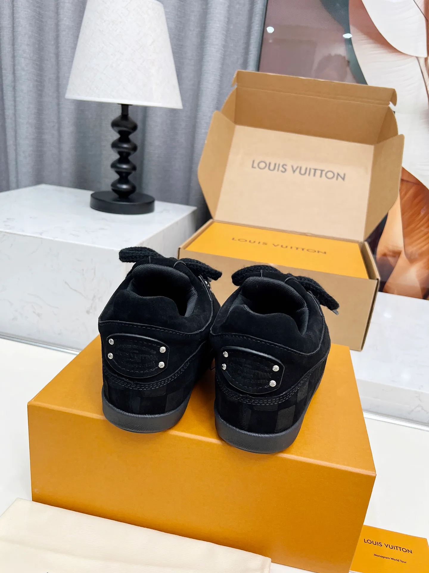 [L Family] P: 740💰 Couple model, size: women 35-41 (customized at 41 for women), 39-46 for men (customized at 45.46) The 2025 iteration of this Time Out sneaker, couple model, LV co-branded nigo, donkey brand, Louis Vuitton, ugly, cute😍Many Internet celebrities have shown off their feet, a classic and versatile item. Fabric: Imported high mercerized cow suede. Lining: high-grade elastic mesh, outsole: original molded outsole, palm print rubber outsole with hidden L letter and Monongram flower.